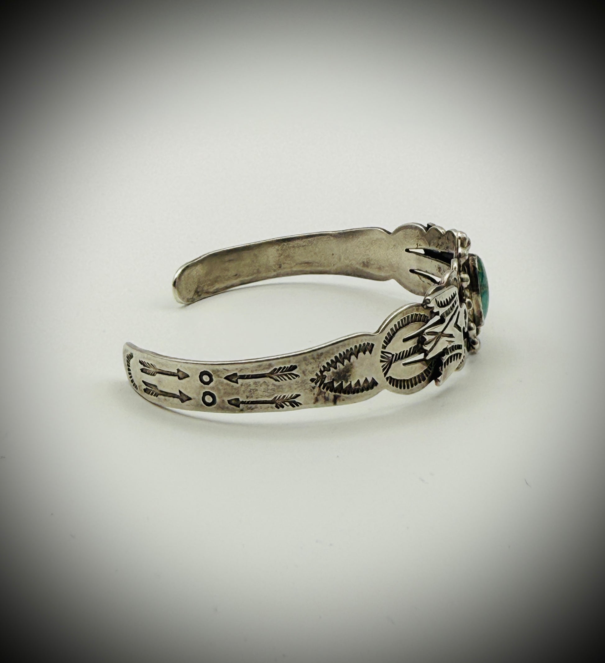 Vintage Fred Harvey Era Coin Silver Cuff Bracelet – Turquoise & Arrow Design
