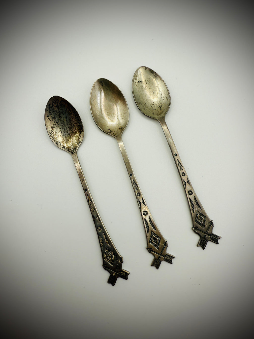 Set of 3 Sterling Spoons – Fred Harvey Era–style Stampwork, 3.5", 17g (Lot)