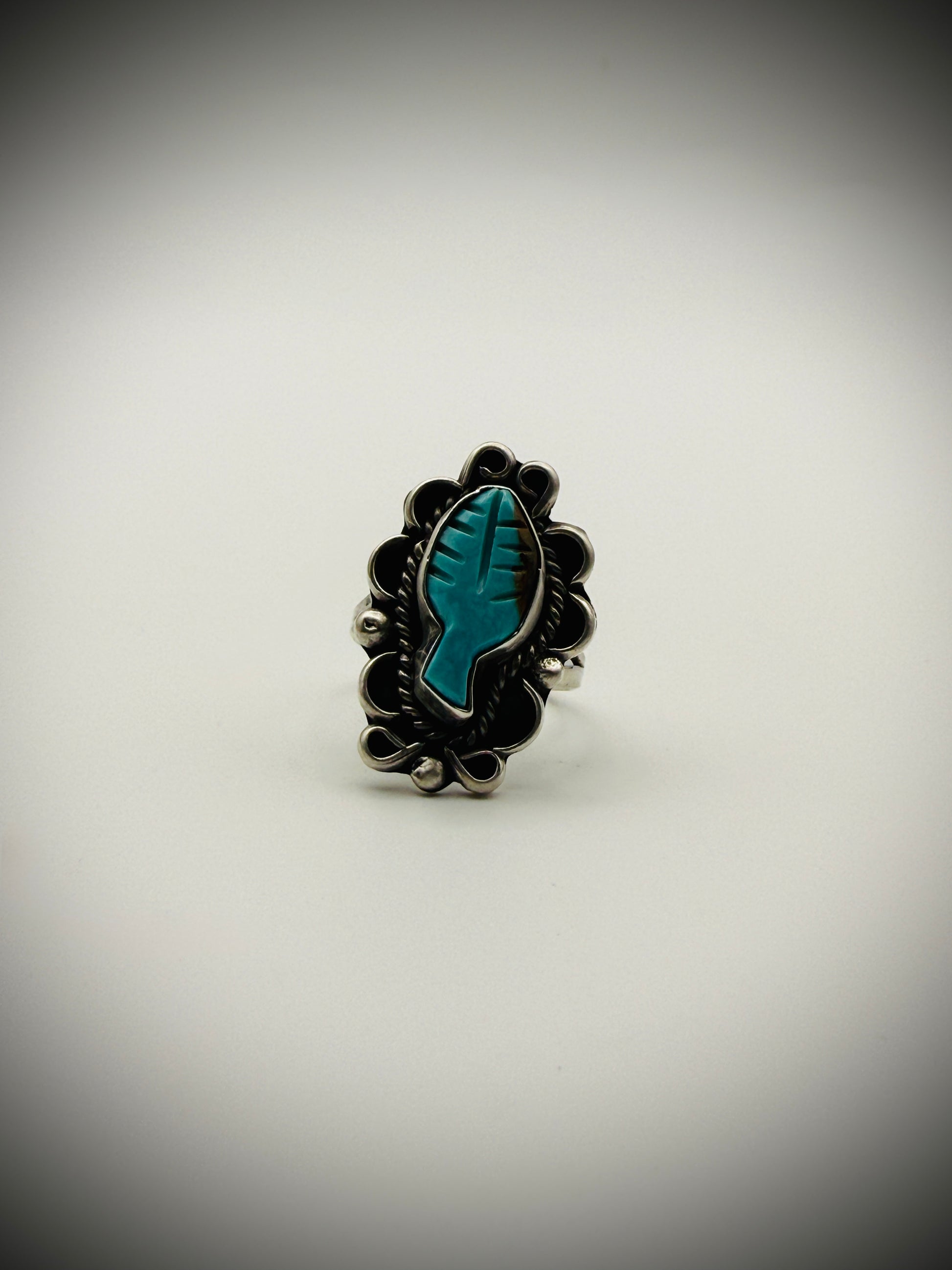 Vintage Carved Turquoise-Style Leaf Ring – Size 7.75 – Unmarked Silver-Tone