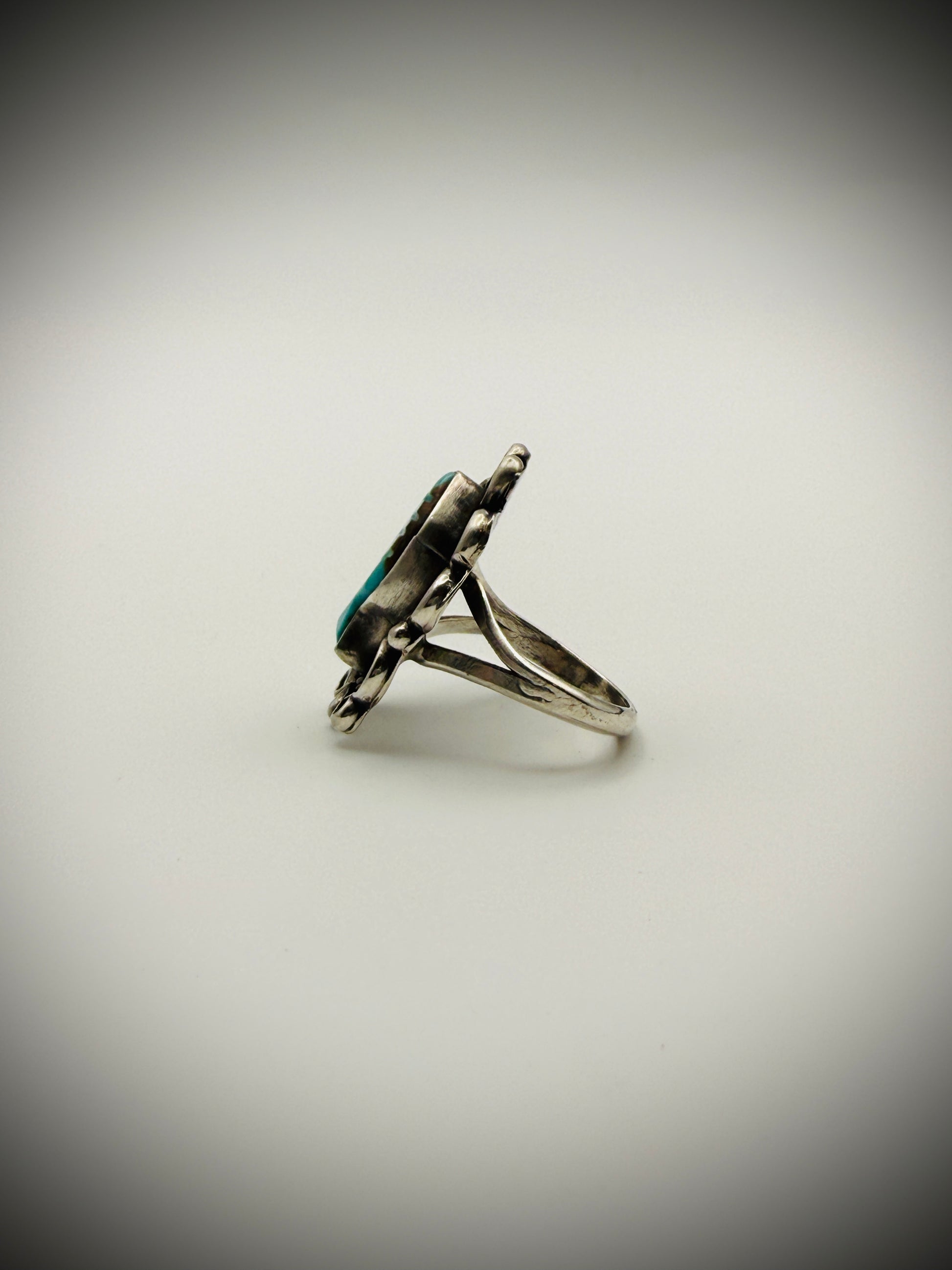 Vintage Carved Turquoise-Style Leaf Ring – Size 7.75 – Unmarked Silver-Tone