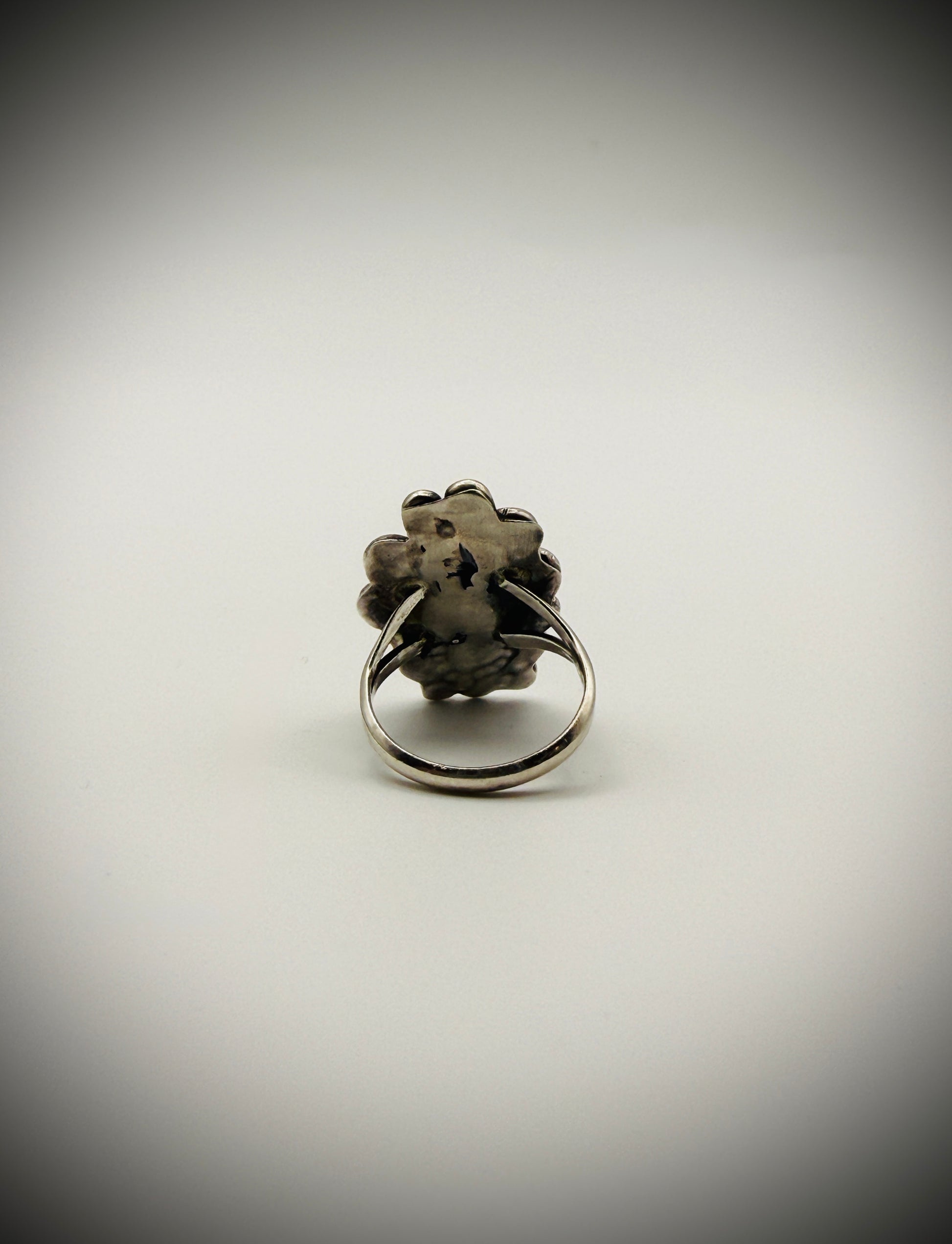 Vintage Carved Turquoise-Style Leaf Ring – Size 7.75 – Unmarked Silver-Tone