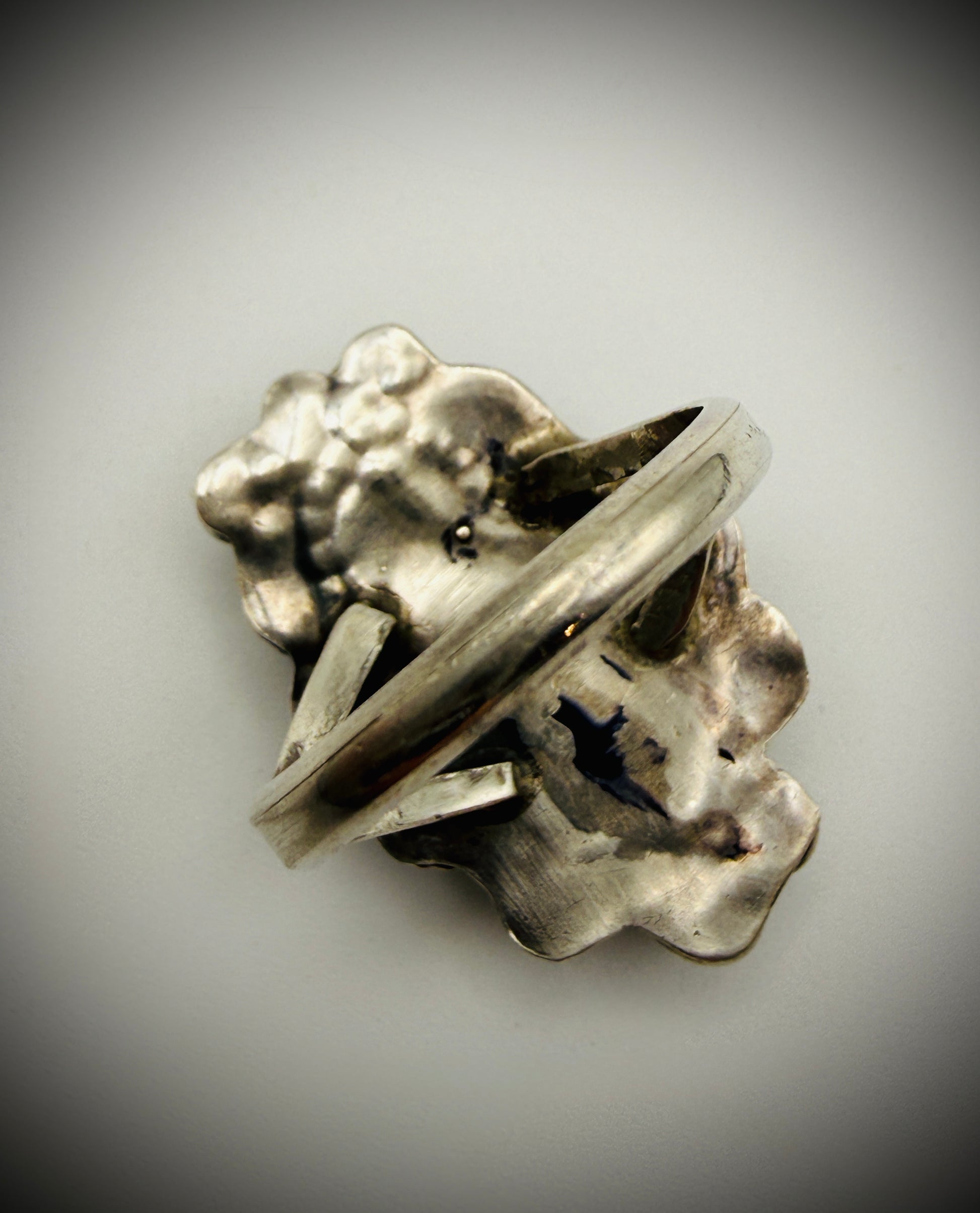 Vintage Carved Turquoise-Style Leaf Ring – Size 7.75 – Unmarked Silver-Tone