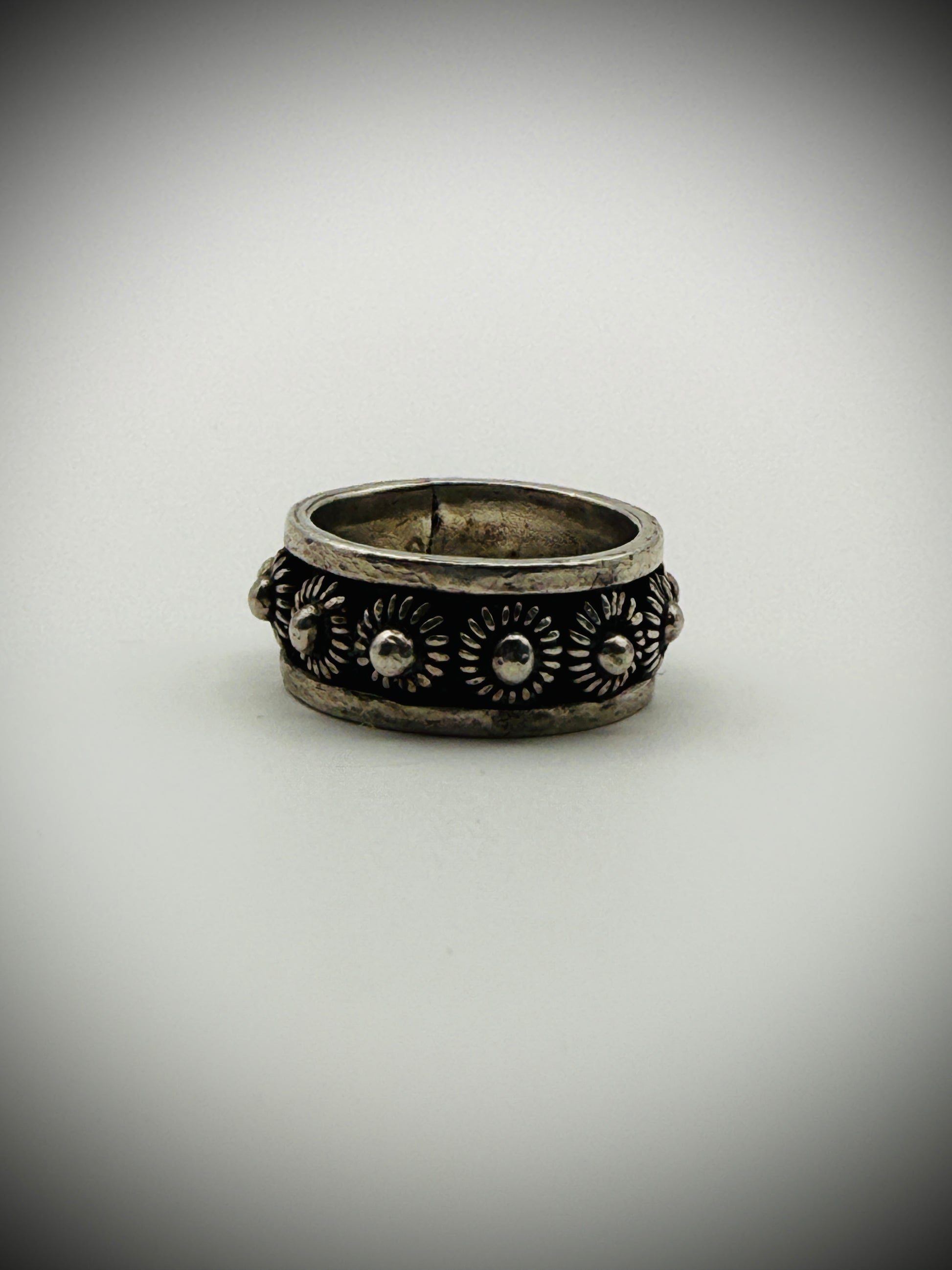 Vintage Taxco Mexico Sterling Band Ring — Size 6, 6g — Sunburst Dots